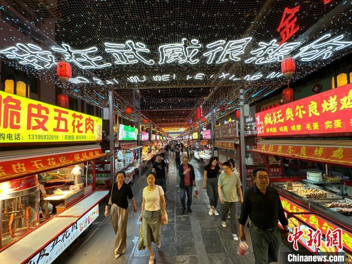 圖為明清街夜市燈光點亮“我在武威很想你”?！〈魑牟?攝</p><p>