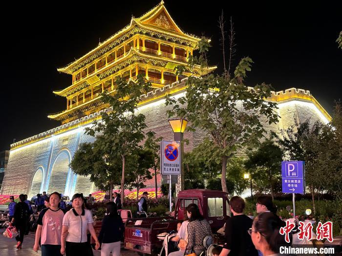 圖為夜幕降臨，涼州古城門燈光亮起?！〈魑牟?攝