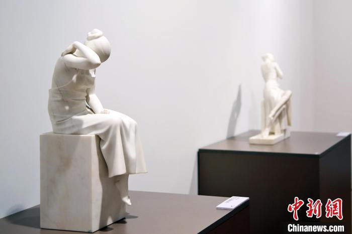 5月21日，在“絲路印跡”雕塑藝術(shù)作品展展出的雕塑作品《聲聲慢·艾艾》。九美旦增 攝</p>
<p>