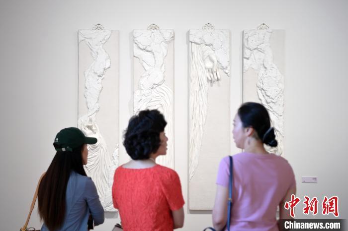 5月21日，觀眾參觀在“絲路印跡”雕塑藝術(shù)作品展展出的作品《無(wú)相》。九美旦增 攝</p>
<p>