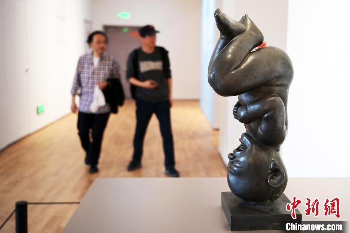 5月21日，觀眾參觀“絲路印跡”雕塑藝術(shù)作品展展出的雕塑作品。九美旦增 攝</p>
<p>