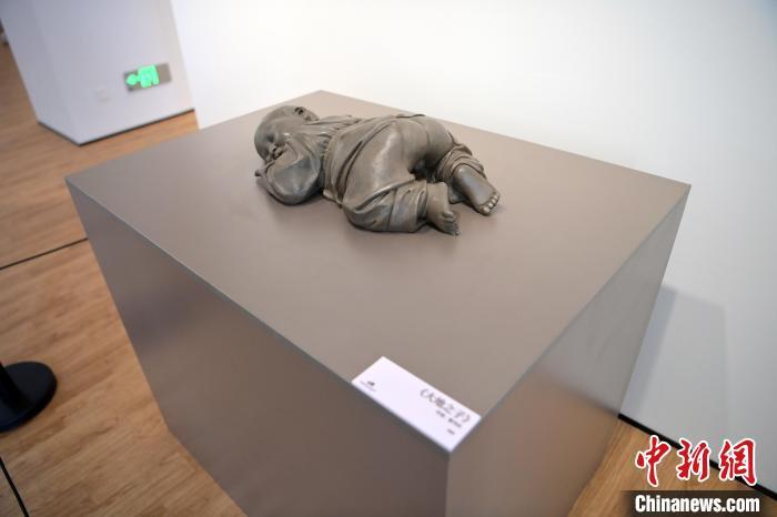 5月21日，在“絲路印跡”雕塑藝術(shù)作品展展出的作品《大地之子》。九美旦增 攝</p>
<p>