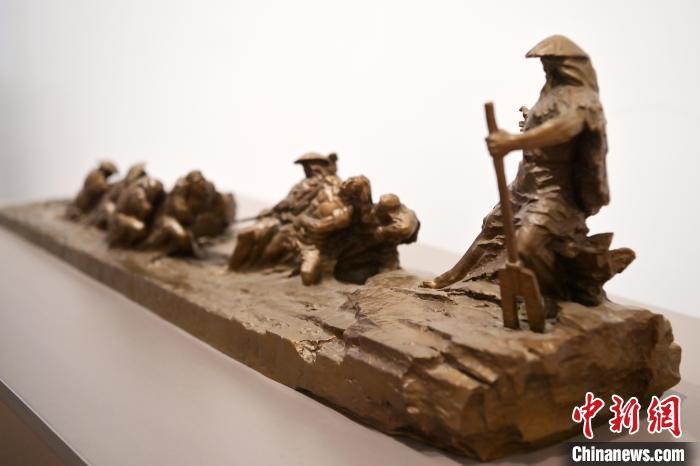 5月21日，在“絲路印跡”雕塑藝術(shù)作品展展出的作品《治水為民·禹德九州》。九美旦增 攝</p>
<p>