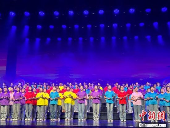 5月28日晚，“詩意甘肅·絲路長風(fēng)三千里”——月出涼州·武威詩會(huì)在甘肅省武威市漢唐天馬城舉行。楊娜 攝