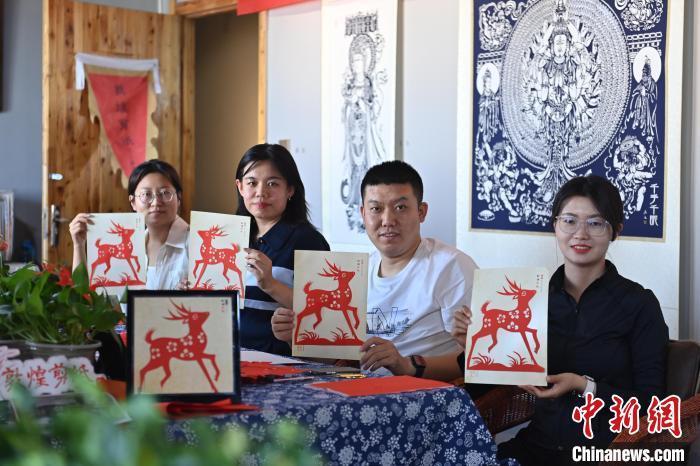 6月6日，在甘肅敦煌青年夜校課程中，青年學員展示學習敦煌非遺剪紙的成果。李亞龍 攝　　