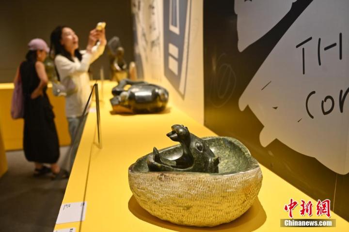 圖為該藝術(shù)展展陳的蛇紋石作品《河馬池》。中新社記者 李亞龍 攝