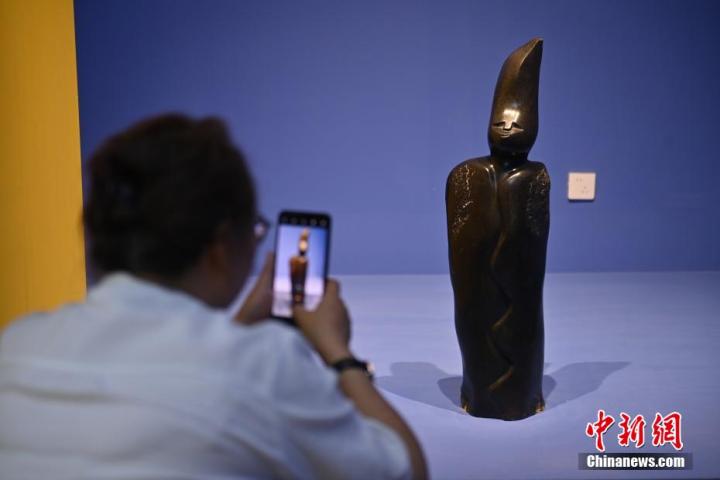 圖為游客拍攝蛇紋石作品《貴婦人》。中新社記者 李亞龍 攝
