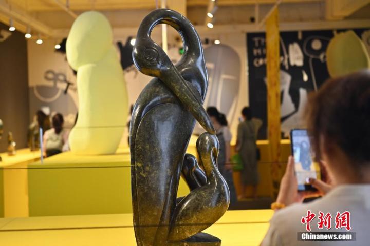 圖為游客拍攝蛇紋石作品《依戀》。中新社記者 李亞龍 攝