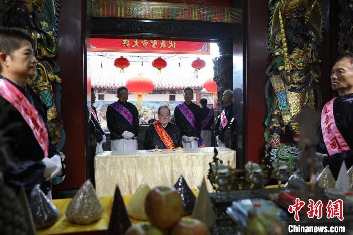 6月21日，“2024(甲辰年)兩岸共祭人文始祖伏羲典禮”在臺(tái)灣新北舉行。擔(dān)任主祭官的先嗇宮董事長(zhǎng)、中國(guó)國(guó)民黨前秘書長(zhǎng)李乾龍(中)出席典禮并擔(dān)任主祭官。中新社記者 張曉曦 攝