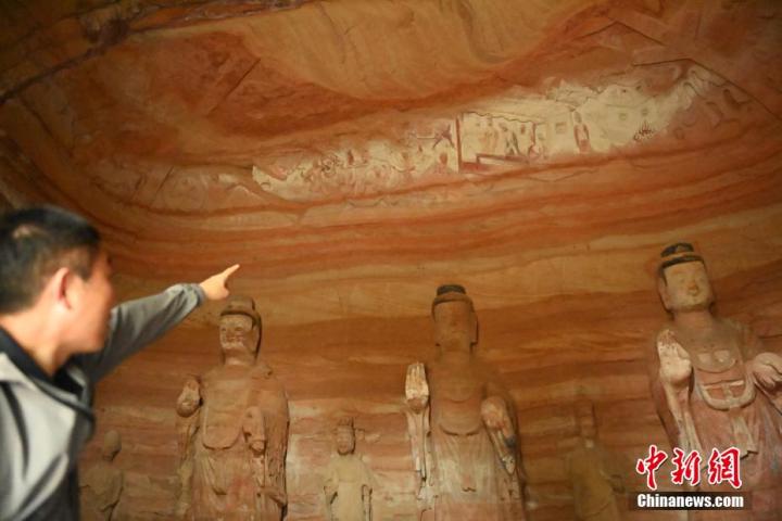 7月15日，甘肅省平?jīng)鍪袥艽h百里石窟長廊中的南石窟寺1號窟內(nèi)，工作人員介紹窟內(nèi)僅存的浮雕——佛傳故事。百里石窟長廊位于涇川縣境內(nèi)，由512個石窟、5眼窟中石井組成，現(xiàn)存王母宮石窟、鳳凰山石窟、南石窟寺、丈八寺石窟、羅漢洞石窟、太山寺石窟等規(guī)模較大的石窟群，還有數(shù)量眾多的小石窟群。南石窟寺開鑿于北魏永平三年，其中1號窟屬于大型七佛窟，七佛高達6米。中新社記者 李亞龍 攝</p>
<p>