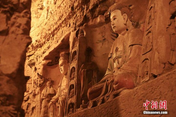 7月15日，甘肅省平?jīng)鍪袥艽h百里石窟長廊中的王母宮石窟造像。百里石窟長廊位于涇川縣境內(nèi)，由512個石窟、5眼窟中石井組成，現(xiàn)存王母宮石窟、鳳凰山石窟、南石窟寺、丈八寺石窟、羅漢洞石窟、太山寺石窟等規(guī)模較大的石窟群，還有數(shù)量眾多的小石窟群。王母宮石窟又名千佛洞，該窟設(shè)計宏大，造像生動，窟內(nèi)擁有造像數(shù)百尊，是較為珍貴的佛教文化歷史遺存。中新社記者 李亞龍 攝</p>
<p>