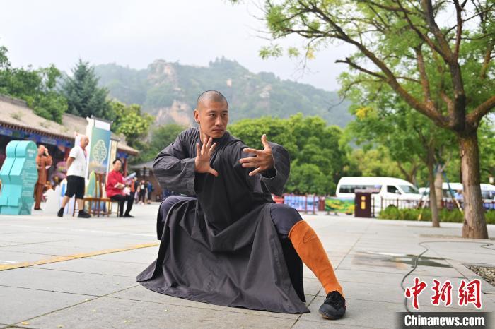 7月14日，甘肅省平?jīng)鍪嗅轻忌骄皡^(qū)內(nèi)，嵩山少林弟子展示武藝。7月13日至14日，“2024年北京體育大學(xué)第十五屆國際武術(shù)比賽交流大會暨首屆崆峒山國際武術(shù)大會”舉行，大會也在崆峒山景區(qū)進(jìn)行問道崆峒、武術(shù)高級研修班、崆峒拜師等系列活動。中新社記者 李亞龍 攝</p>
<p>