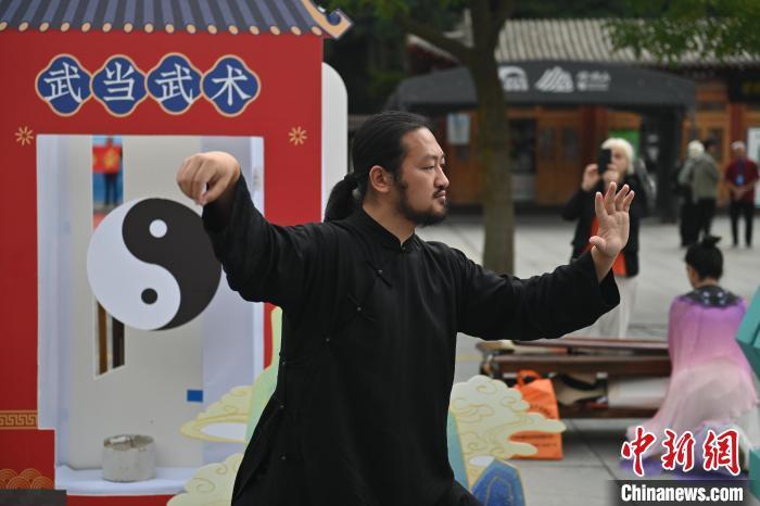 7月14日，甘肅省平?jīng)鍪嗅轻忌骄皡^(qū)內(nèi)，武當(dāng)玄武派傳承人展示武當(dāng)武術(shù)。7月13日至14日，“2024年北京體育大學(xué)第十五屆國際武術(shù)比賽交流大會暨首屆崆峒山國際武術(shù)大會”舉行，大會也在崆峒山景區(qū)進(jìn)行問道崆峒、武術(shù)高級研修班、崆峒拜師等系列活動。中新社記者 李亞龍 攝</p>
<p>