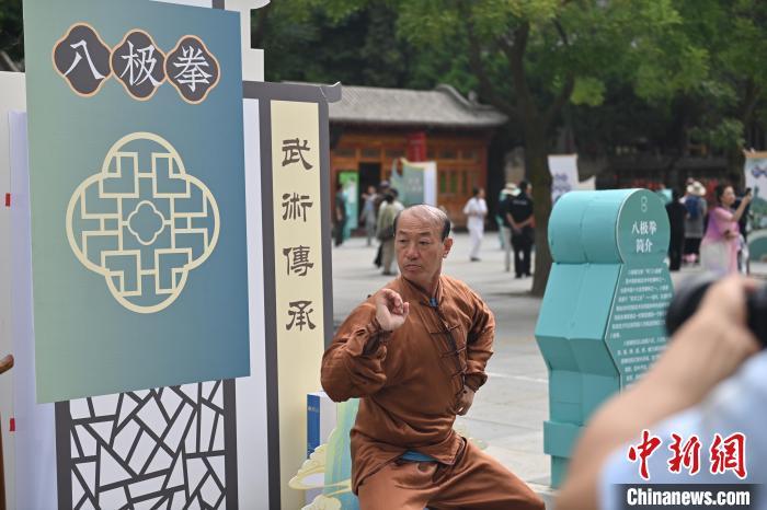 7月14日，甘肅省平?jīng)鍪嗅轻忌骄皡^(qū)內(nèi)，八極拳傳承人展示八極拳。7月13日至14日，“2024年北京體育大學(xué)第十五屆國際武術(shù)比賽交流大會暨首屆崆峒山國際武術(shù)大會”舉行，大會也在崆峒山景區(qū)進(jìn)行問道崆峒、武術(shù)高級研修班、崆峒拜師等系列活動。中新社記者 李亞龍 攝</p>
<p>