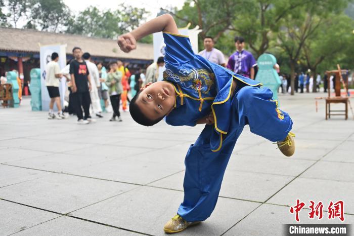7月14日，甘肅省平?jīng)鍪嗅轻忌骄皡^(qū)內(nèi)，小朋友展示查拳。7月13日至14日，“2024年北京體育大學(xué)第十五屆國際武術(shù)比賽交流大會暨首屆崆峒山國際武術(shù)大會”舉行，大會也在崆峒山景區(qū)進(jìn)行問道崆峒、武術(shù)高級研修班、崆峒拜師等系列活動。中新社記者 李亞龍 攝</p>
<p>