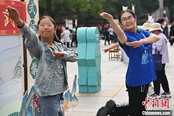 7月14日，甘肅省平?jīng)鍪嗅轻忌骄皡^(qū)內(nèi)，霍氏練手拳傳承人、霍元甲玄孫女霍靜虹(右)教授武術(shù)愛好者霍氏練手拳。7月13日至14日，“2024年北京體育大學(xué)第十五屆國際武術(shù)比賽交流大會暨首屆崆峒山國際武術(shù)大會”舉行，大會也在崆峒山景區(qū)進(jìn)行問道崆峒、武術(shù)高級研修班、崆峒拜師等系列活動。中新社記者 李亞龍 攝</p>
<p>