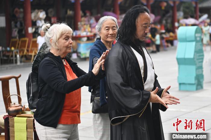 7月14日，甘肅省平?jīng)鍪嗅轻忌骄皡^(qū)內(nèi)，外籍武術(shù)愛好者感受青城武術(shù)。7月13日至14日，“2024年北京體育大學(xué)第十五屆國際武術(shù)比賽交流大會暨首屆崆峒山國際武術(shù)大會”舉行，大會也在崆峒山景區(qū)進(jìn)行問道崆峒、武術(shù)高級研修班、崆峒拜師等系列活動。中新社記者 李亞龍 攝</p>
<p>