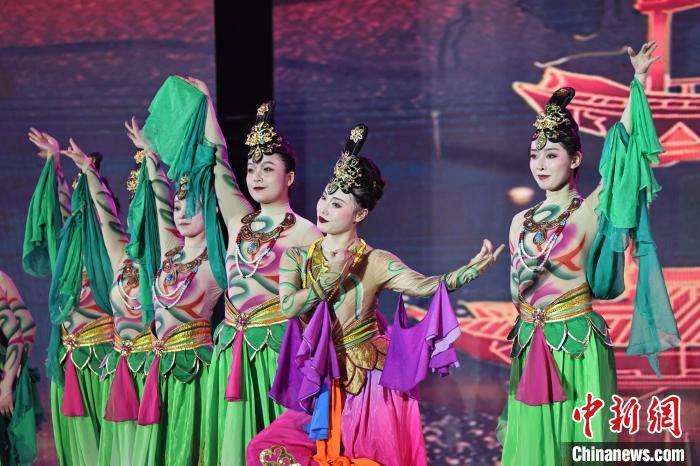 7月19日晚，第五屆黃河之濱文藝展演在蘭州體育文化廣場(chǎng)開(kāi)幕。圖為開(kāi)幕式演出敦煌舞蹈。張曦予 攝