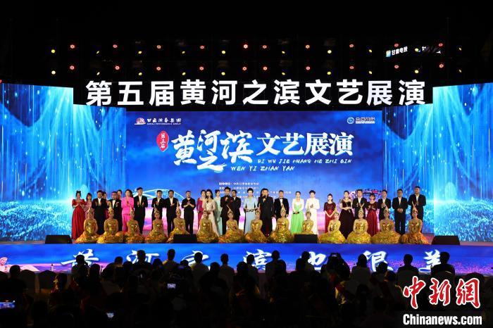 7月19日晚，第五屆黃河之濱文藝展演在蘭州體育文化廣場(chǎng)開(kāi)幕。張曦予 攝
