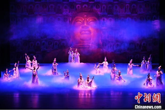 7月18日晚，中國經(jīng)典舞劇《絲路花雨》在甘肅蘭州黃河劇院進行演出。中國經(jīng)典舞劇《絲路花雨》迎來45周年，7月17日-8月4日在蘭州開啟為期多天的駐場演出。該舞劇取材于敦煌莫高窟壁畫，集中國霓裳羽衣舞、敦煌舞、印度舞、黑巾舞、波斯馬鈴舞等于一身，自1979年演出至今，該劇先后在40多個國家和地區(qū)演出近4000場，觀眾550多萬人次。中新社記者 李亞龍 攝</p>
<p>