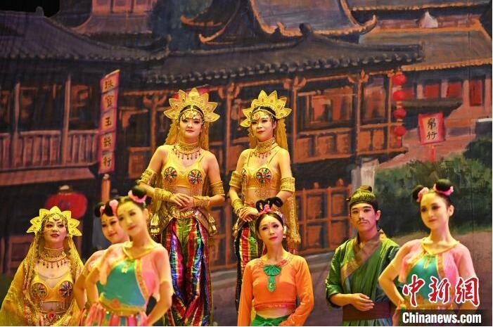 7月18日晚，中國經(jīng)典舞劇《絲路花雨》在甘肅蘭州黃河劇院進行演出。中國經(jīng)典舞劇《絲路花雨》迎來45周年，7月17日-8月4日在蘭州開啟為期多天的駐場演出。該舞劇取材于敦煌莫高窟壁畫，集中國霓裳羽衣舞、敦煌舞、印度舞、黑巾舞、波斯馬鈴舞等于一身，自1979年演出至今，該劇先后在40多個國家和地區(qū)演出近4000場，觀眾550多萬人次。中新社記者 李亞龍 攝</p>
<p>