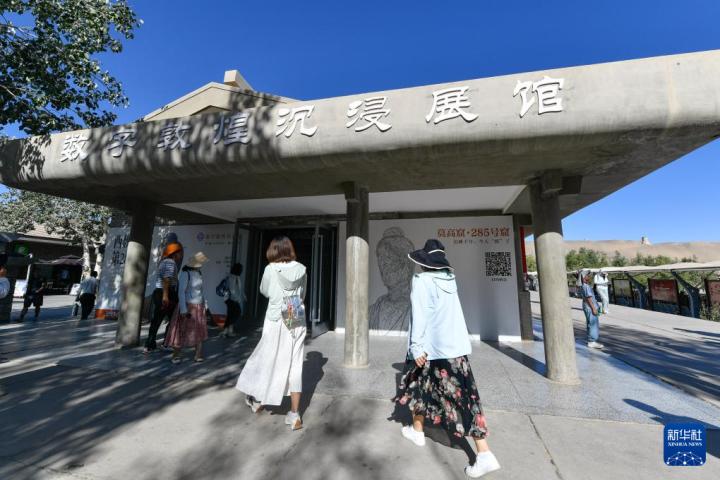 7月22日，游客排隊(duì)進(jìn)入“尋境敦煌——數(shù)字敦煌沉浸展”場館。新華社記者 郎兵兵 攝</p>
<p>
