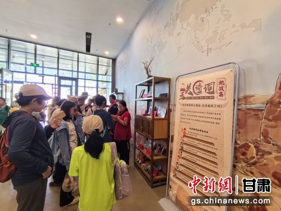 近日，玉門關(guān)遺址景區(qū)開啟了一場精彩紛呈的玉關(guān)詩詞挑戰(zhàn)賽，吸引眾多游人參與其中。玉門關(guān)遺址景區(qū)供圖