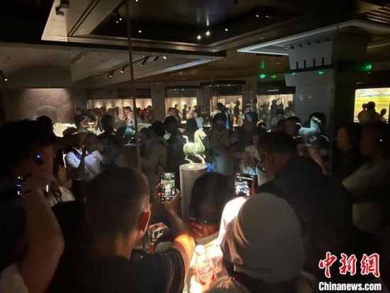 8月17日至23日，“濃濃民族情 兩岸一家親”臺(tái)灣同胞參訪團(tuán)甘肅行交流活動(dòng)在甘肅展開。圖為臺(tái)胞參觀甘肅省博物館。中新社記者 閆姣 攝