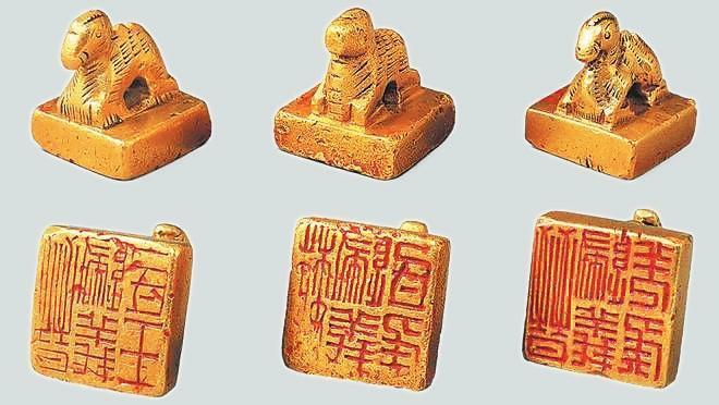 從左至右依次為“晉歸義羌侯”金印、“晉歸義氐王”金印、“魏歸義氐侯”金印