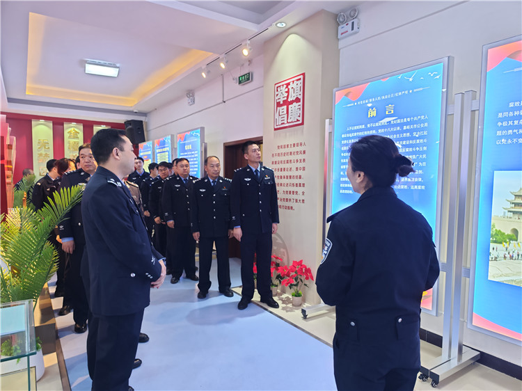 嘉峪關(guān)市公安局明珠路派出所參觀市公安局紀(jì)法廉政警示教育基地。.jpg